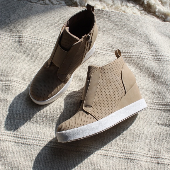 🚨//Summer Essentials// Taupe Wedge Sneaker - Picture 6 of 8